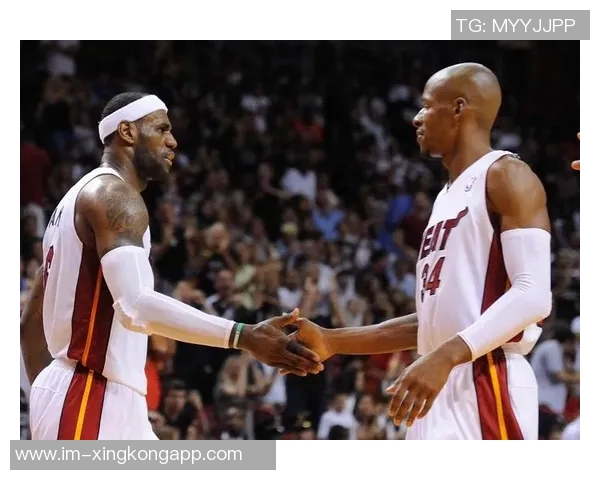 詹姆斯重温青春岁月与高中队友合影穿橄榄球队服引发回忆